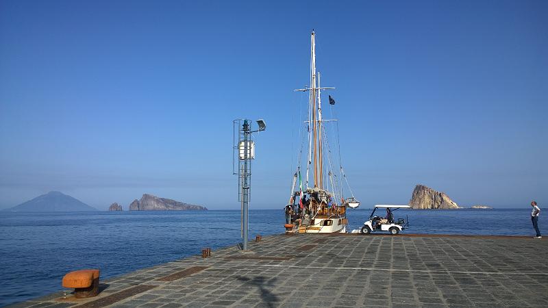 034.jpg - Stromboli se détache en arrière-plan du port de Panarea. Nous nous y rendrons demain, après une balade agréable dans cette île choyée pour la jet-set milanaise qui aime profiter de son charme.