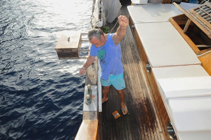 047.JPG - Le capitaine en pleine action traque le poisson...