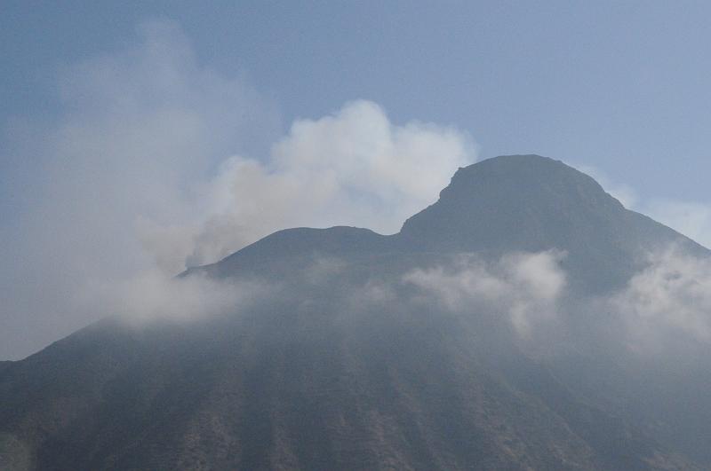 056.JPG - Du cratère émane une épaisse fumée.