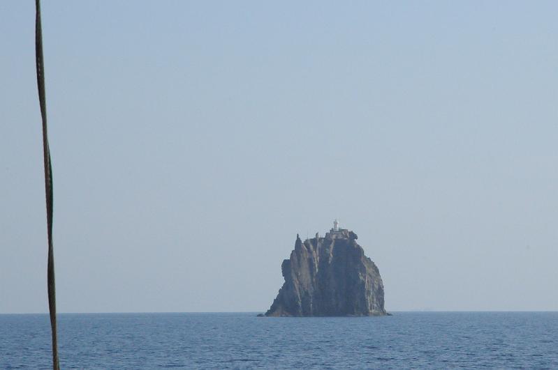 069.JPG - Strombolicchio, phare naturel et aménagé au nord de Stromboli.