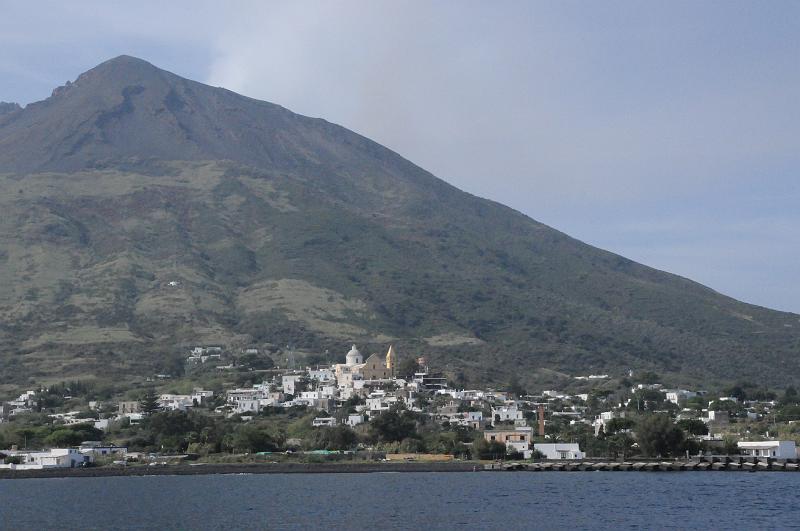 077.JPG - Le village de Stromboli sur l'île homonyme.