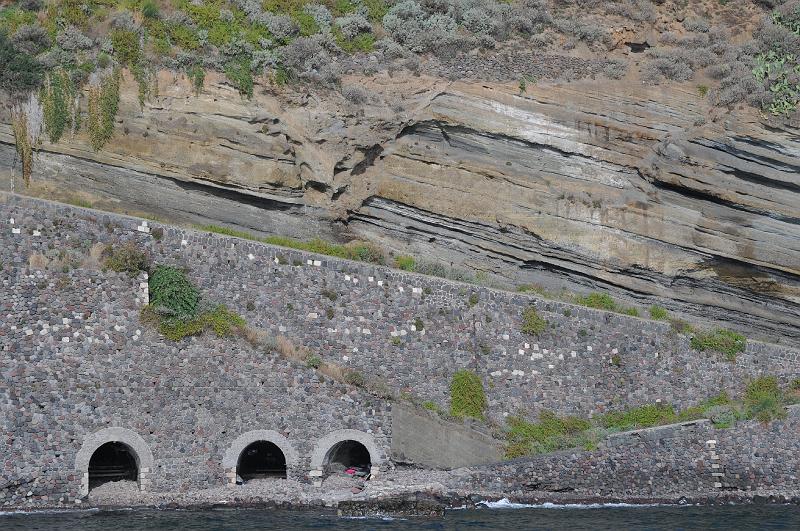 185.JPG - Les câpres sauvages aiment pousser sur des murs de pierres, comme celui-ci à Capo Faro.