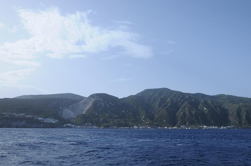223.JPG - Les carrières de pierre ponce représentent plus de 20% de la surface de l'île. Abandonnées depuis 2007, elles sont aujourd'hui classées.