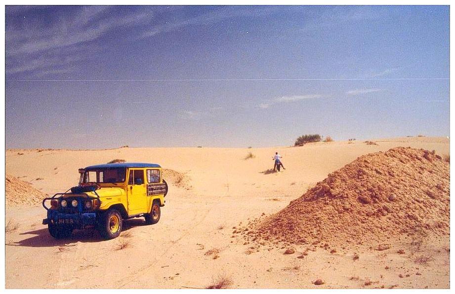 015.jpg - En attendant le début des formalités d'entrée en Algérie à Hazoua, on profite du soleil et de la conduite dans les dunes.
